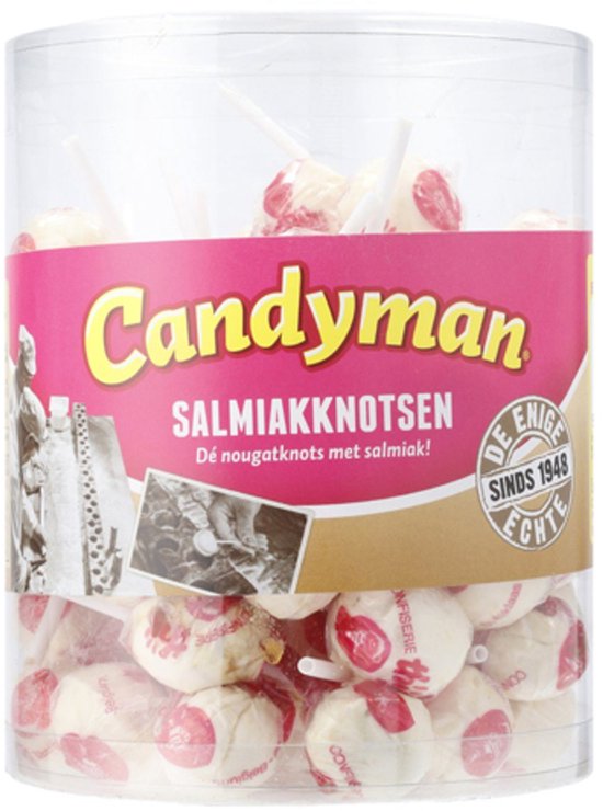 Een close-up van een container Candyman Salmiakknotsen lolly's. Tekst op de container: 'Candyman Salmiakknotsen'.