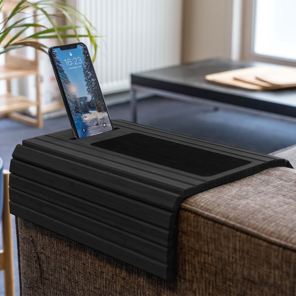 Budu Armleuning dienblad voor bank Zwart – Flexibel – Armleuning organizer – Bamboe hout – Anti slip - Telefoonhouder