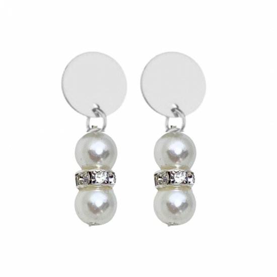Zilverkleurige clip oorbellen met twee witte parels, gescheiden door een bandje met strass steentjes.