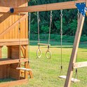 Houten schommel met twee ringen en twee schommels, hangend aan een schommelrek.