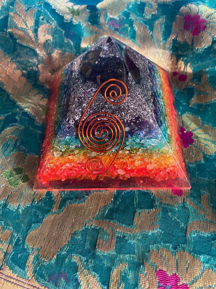 Orgonite Pyramide met 7 Chackra stenen en Zwarte Toermalijn
