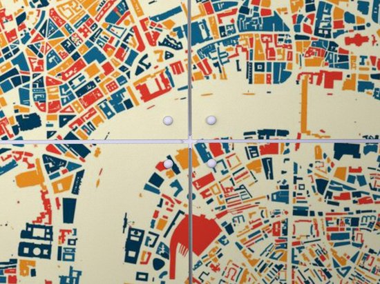 Gros plan d'une carte de la ville de Londres, divisée en carrés, avec des bâtiments en bleu, orange et rouge sur fond crème.