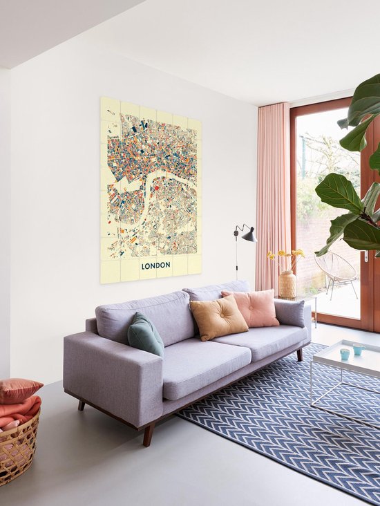 Une carte colorée de Londres avec des rues rouges, bleues et oranges sur fond jaune clair.