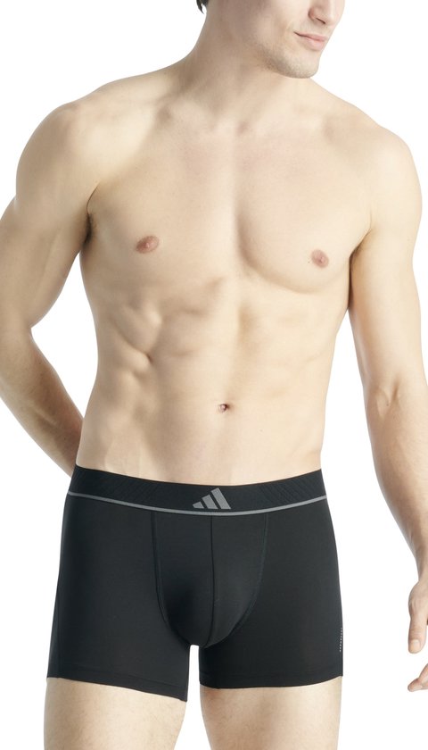 Man in zwarte Adidas boxer, frontaal, met grijze tailleband en logo.