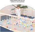 Veilig houten babyhek met ballebak, met baby die rondloopt en 360 graden pijlen.