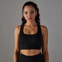 Zwart sporttopje met vierkante halslijn en racerback, gedragen door een model.
