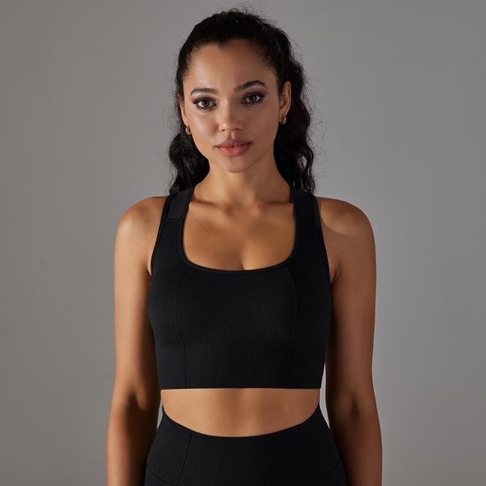 Zwart sporttopje met vierkante halslijn en racerback, gedragen door een model.
