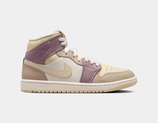 Jordan 1 Mid sneaker in pastel khaki taupe met crème, taupe en lila kleurvlakken.