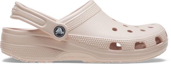 Lichtroze Crocs Classic Clog in profiel, met draagband om de enkel en perforaties.