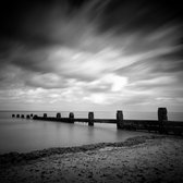 Tuinposter - Zee / Strand - Pier grijs / wit / Zwart - 80 x 80 cm.