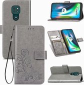 Voor Motorola Moto G9 Spelen Vierbladige sluiting Reliëfsluiting Mobiele telefoonbescherming Leren hoes met sleutelkoord & kaartsleuf & portemonnee & beugelfunctie (grijs)