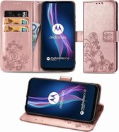 Voor Motorola One Fusion Plus Vierbladige sluiting Reliëfsluiting Mobiele telefoonbescherming Leren tas met draagkoord & kaartsleuf & portemonnee & beugelfunctie (roségoud)