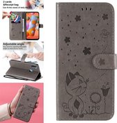 Voor Samsung Galaxy A11 Cat Bee Embossing Pattern Shockproof Horizontale Flip Leather Case met houder & kaartsleuven & portemonnee (grijs)