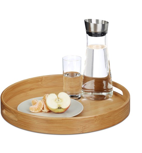 Ronde bamboe dienblad met handgrepen, met schijfje appel, mandarijnpartjes, glas water en karaf.