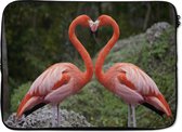 Laptophoes 14 inch - Twee flamingo's die met hun nek een hart vormen - Laptop sleeve - Binnenmaat 34x23,5 cm - Zwarte achterkant