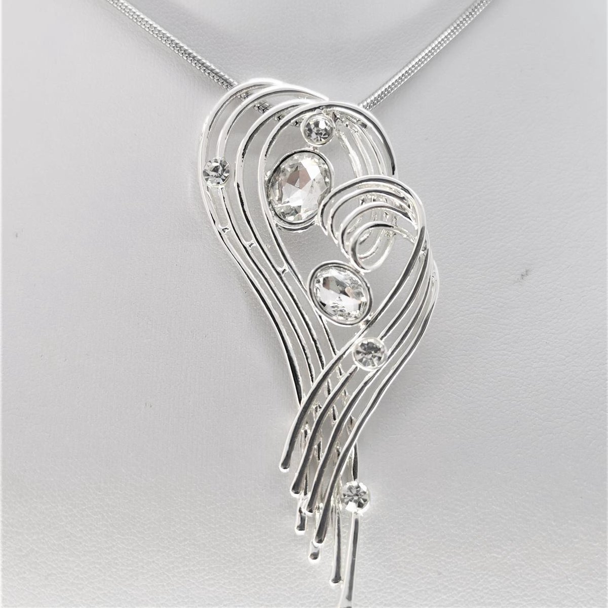 Hanger,R-Design met sielijke krullende draden, Opgesmukt met 6 zirkonia's in 3 maten.
