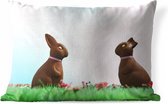 Coussin de Pasen Sierkussen pour l'extérieur - Deux lapins de Pâques en chocolat à Pasen sur fond bleu clair - 60x40 cm - Coussin de jardin rectangulaire résistant aux intempéries / coussin de mobilier de jardin en polyester