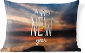 Buitenkussens - Tuin - Quotes voor thuis 'Happy New Year' tegen een achtergrond met een zonsondergang - 60x40 cm