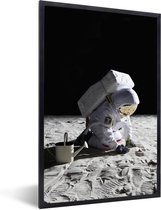 Image encadrée - L'astronaute dans l'espace est un cadre photo jardinage 20x30 cm - Affiche encadrée (Décoration murale salon / chambre)