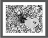 Foto in frame , Hart op grindpad ​, 3 maten , Zwart wit  , Premium print