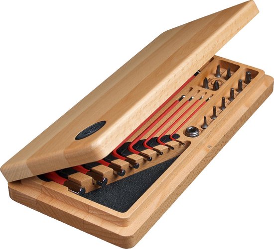 Houten gereedschapskist in halfopen stand, gevuld met rode Silca inbussleutels en metalen bits.