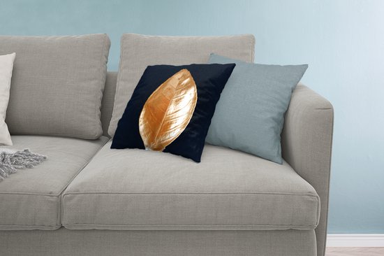 Sierkussen Carré Feuilles dorées pour usage intérieur - Gros plan d'une feuille d'or sur fond noir - 45x45 cm - Coussin intérieur carré en coton