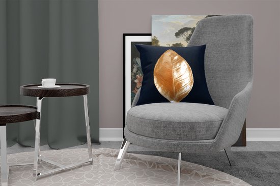 Sierkussen Carré Feuilles dorées pour usage intérieur - Gros plan d'une feuille d'or sur fond noir - 45x45 cm - Coussin intérieur carré en coton