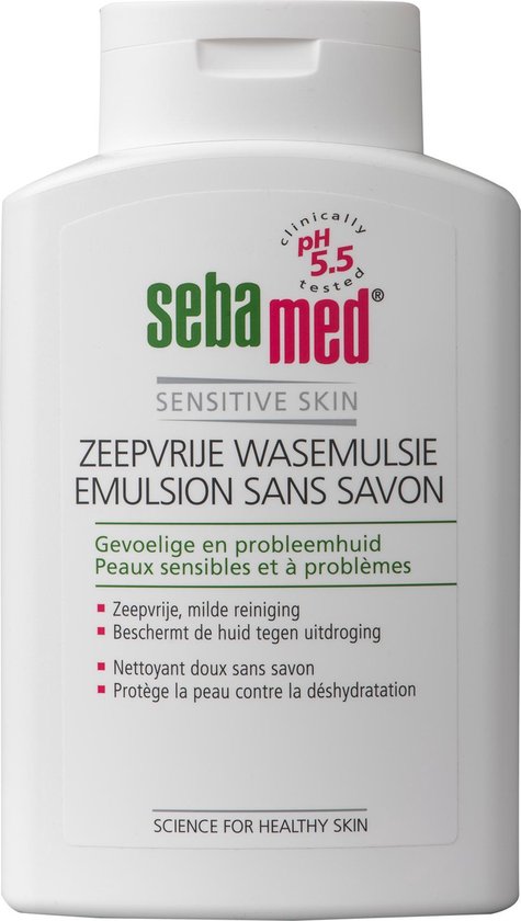 Witte Sebamed fles met rode en groene logo's. Tekst: Sebamed Sensitive Skin, Zeepvrije wasemulsie, gevoelige en probleemhuid.