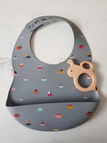 slab met opvang bakje - bib - baby gift set - siliconen slab - houten speelgoed - bootjes