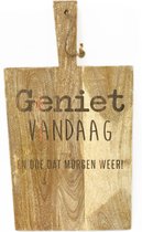 Rechthoekige stoere landelijke snijplank-hapjesplank met tekst gravure QUOTE: GENIET VANDAAG EN DOE DAT MORGEN WEER. Cadeau-verjaardag-bedankje. Het formaat is 25x45cm incl. handvat en 25x33c