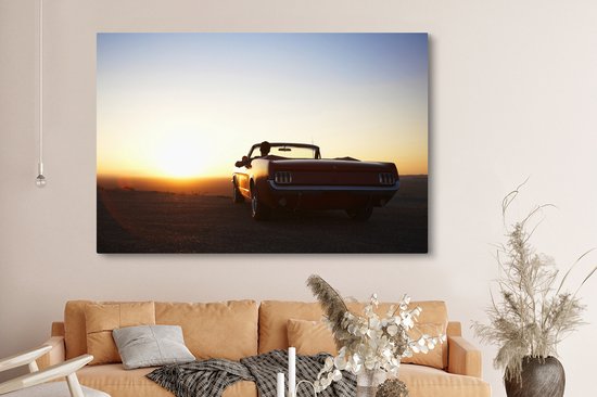 Tableau sur toile Homme dans une décapotable regardant un coucher de soleil - 180x120 cm - Décoration murale XXL