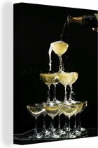 Canvas Schilderij Champagne dat wordt ingeschonken - 90x120 cm - Wanddecoratie