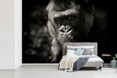 Behang - Fotobehang Dierenprofiel gorilla in zwart-wit - Breedte 450 cm x hoogte 300 cm