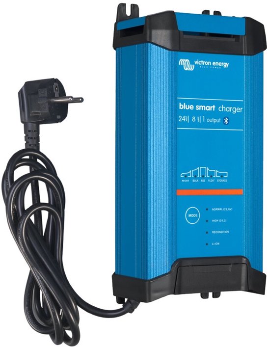 Blauwe Victron Blue Smart acculader met zwarte kabel en stekker. 24V 8A 1 output.