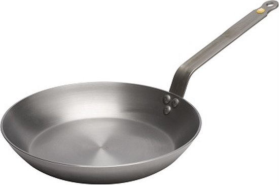 Zilveren koekenpan met een lange, gebogen metalen steel, bevestigd met drie klinknagels.