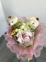 Knuffelboeket trouw 2 beertjes bloemen