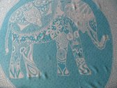 Hamamdoek, pareo, sarong, saunadoek, wikkeldoek,  lengte 115 cm breedte 165 cm olifant figuren kleuren lichtblauw wit versierd met franjes.