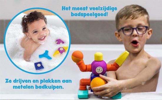Jongen met bril bouwt met kleurrijke badblokken. Een baby in schuim met drijvende blokken. Tekst: Ultieme badspeeltje.