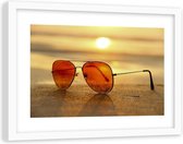 Foto in frame , Zonnebril op het strand , 70x100cm , Multikleur , Premium print