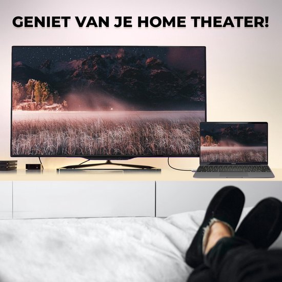 Een HDMI-kabel die een laptop met een grote tv verbindt in een woonkamer.