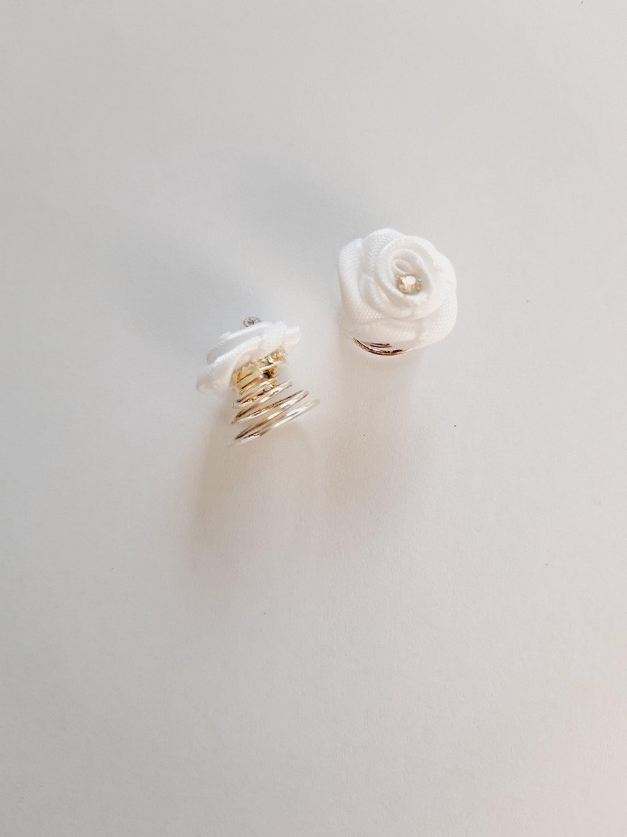 Le Sjalerie spiraal wit met roosje en strass steentje - 2 stuks in de verpakking- FEEST haarmode