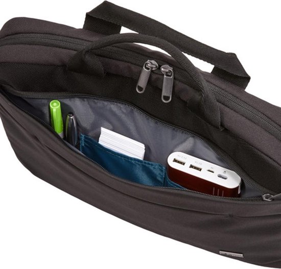 Zwarte laptoptas, open vak met pennen, notitieblok en powerbank.
