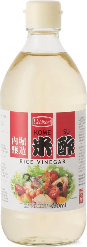 Uchibori Kome Su rijstazijn in een heldere fles met rode en witte etiketten. Met 'Rice Vinegar' tekst en een illustratie van een salade.