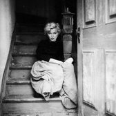 Tuinposter - Filmsterren / Retro - Marilyn Monroe in wit / grijs / zwart - 160 x 160 cm.