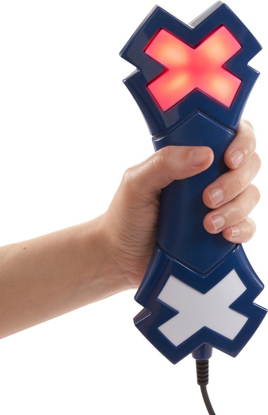 Une main tient une manette de jeu bleue avec des lumières rouges et blanches en forme de croix.