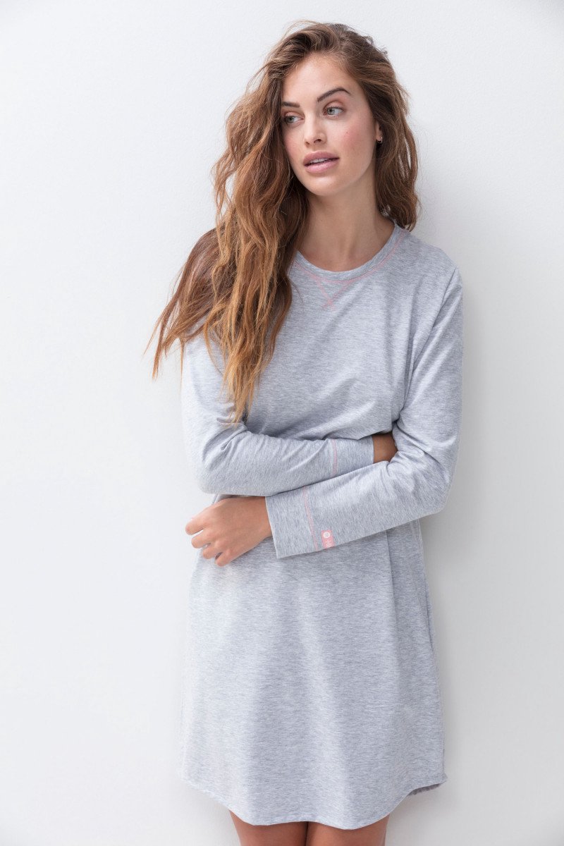 Mey Zzzleepwear - female - KLIMATISIEREND - 40% COOLMAX Fasern nehmen Feuchtigkeit besonders schnell von der Haut auf. ENTSPANNEND - Eine speziell entwickelte Titan-Mineral-Beschichtung kann sich wohltuend auf deinen Energiehaushalt auswirken. Stone Grey Melange