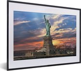 Fotolijst incl. Poster - Vrijheidsbeeld in New York tijdens zonsondergang - 40x30 cm - Posterlijst