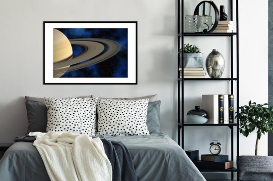 Photo encadrée - Cadre photo Saturne contre un ciel bleu foncé 90x60 cm - Affiche encadrée (Décoration murale salon / chambre)