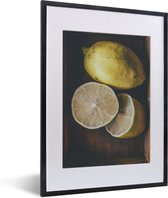 Fotolijst incl. Poster - Ouderwetse citroenen met donkere tinten in een houten kist - 30x40 cm - Posterlijst