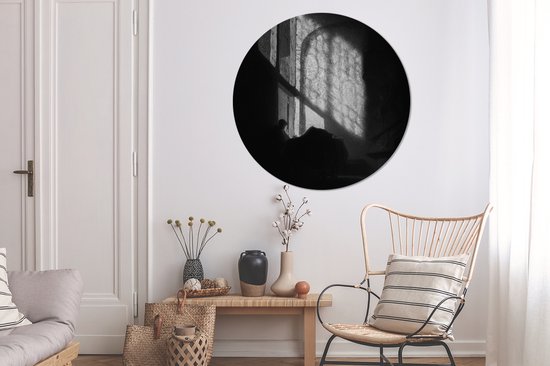 Un homme lisant dans une chambre haute - Peinture de Rembrandt van Rijn Plaque en plastique de cercle mural